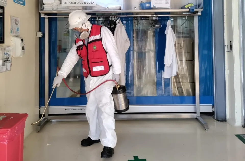 Técnico de SEPROFU aplicando control de plagas y fumigación en planta industrial