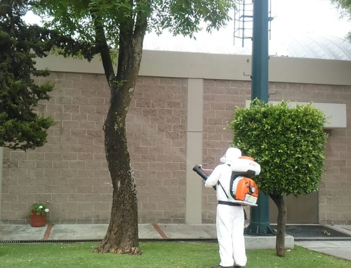 Técnico de SEPROFU realizando micronización en áreas exteriores para control efectivo de plagas.