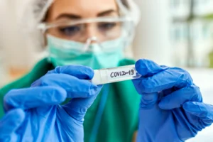 Epidemióloga examinando muestra de prueba de COVID-19