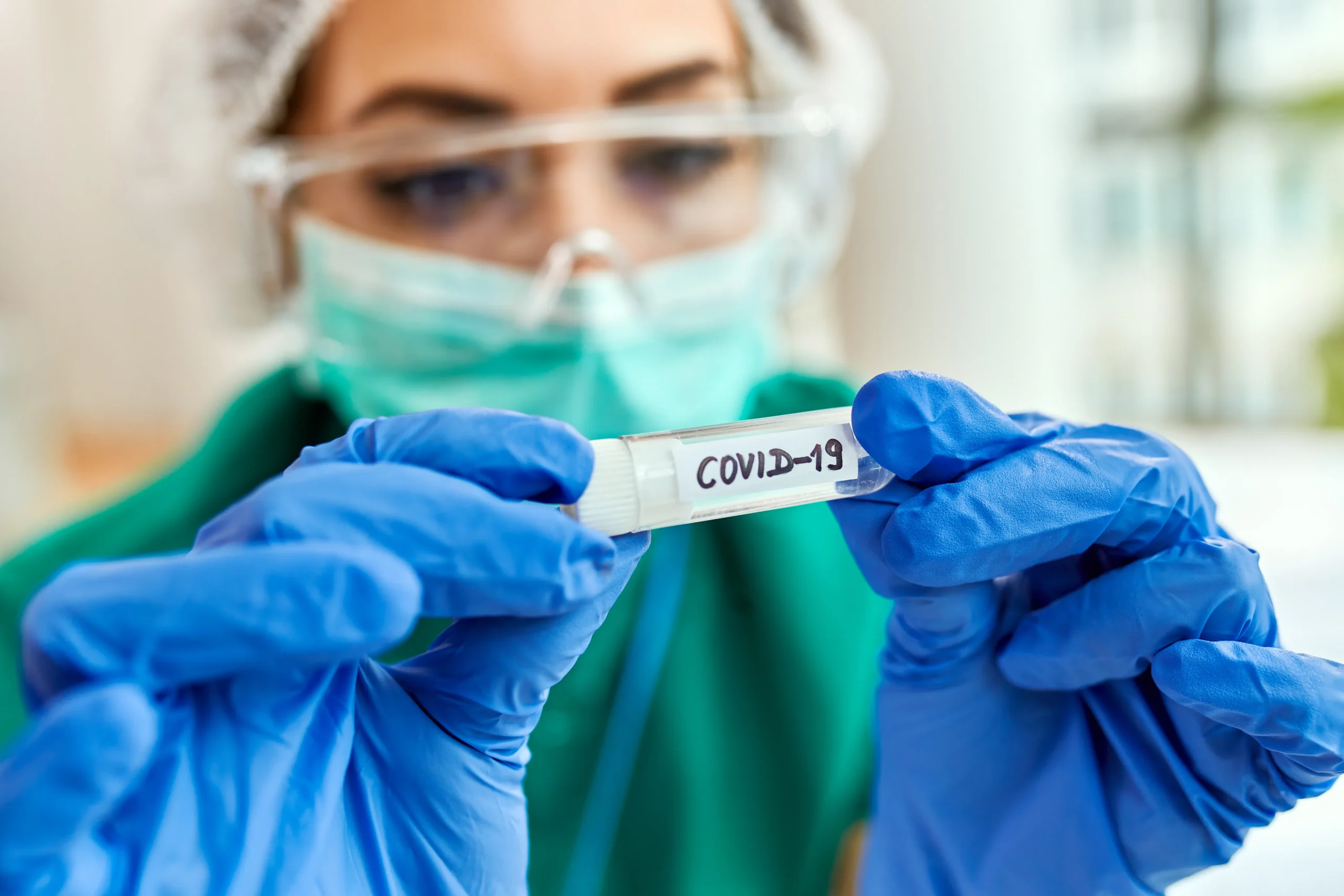 Epidemióloga examinando muestra de prueba de COVID-19