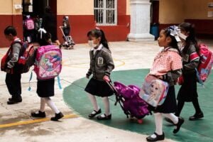 Niños regresando a clases en una escuela primaria en México