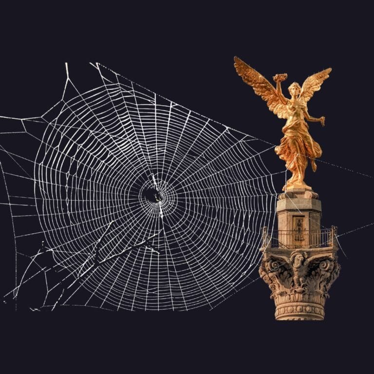 Telaraña gigante junto al Ángel de la Independencia en la Ciudad de México, representación visual del control de plagas urbanas.