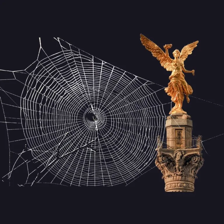 Telaraña gigante junto al Ángel de la Independencia en la Ciudad de México, representación visual del control de plagas urbanas.