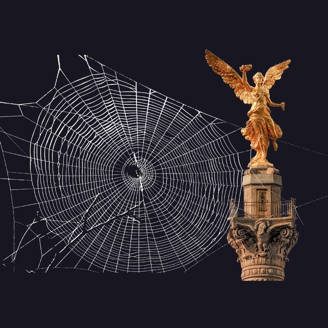Telaraña gigante junto al Ángel de la Independencia en la Ciudad de México, representación visual del control de plagas urbanas.