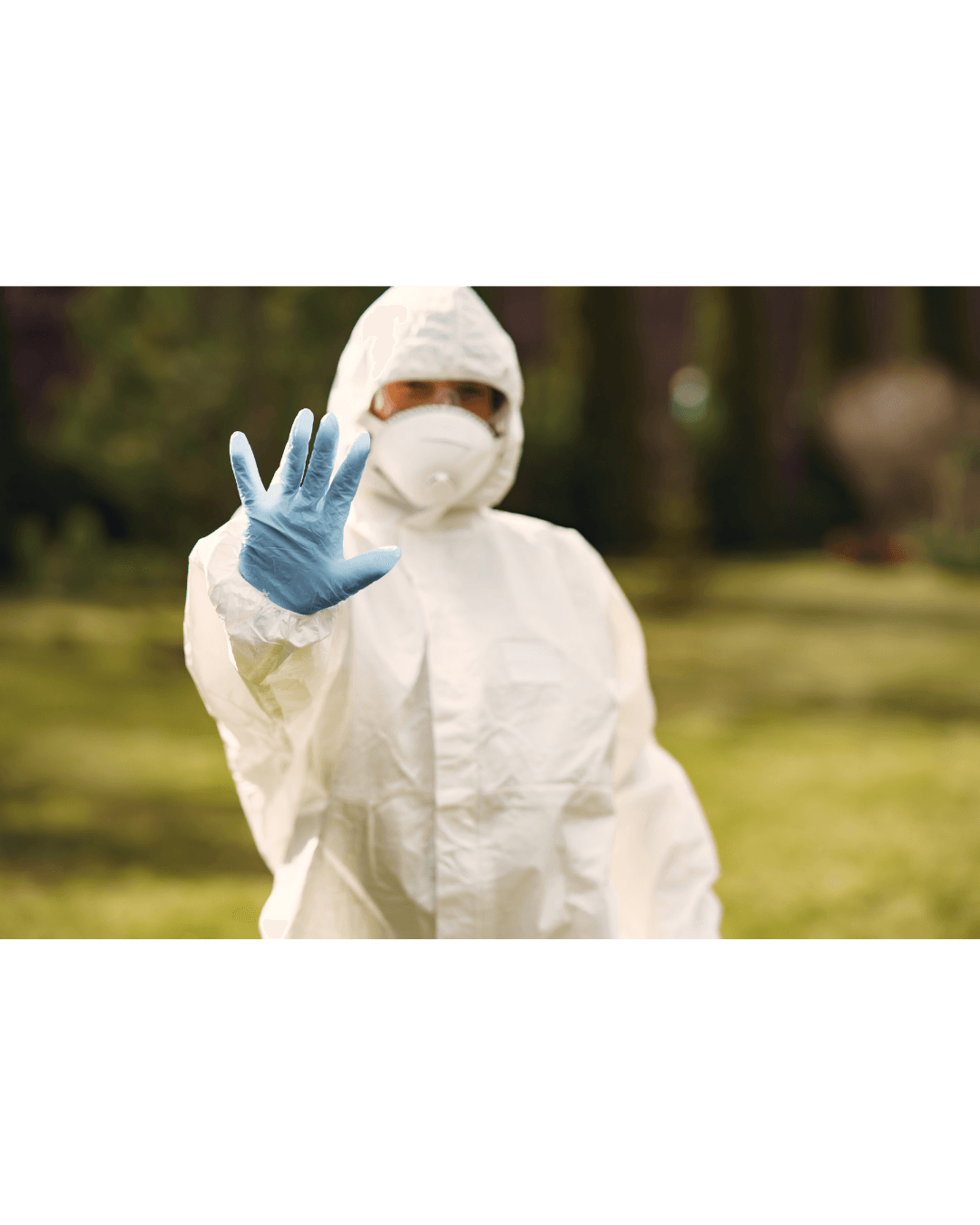 Técnico de control de plagas con traje de protección señalando una zona de riesgo sobre fondo amarillo.