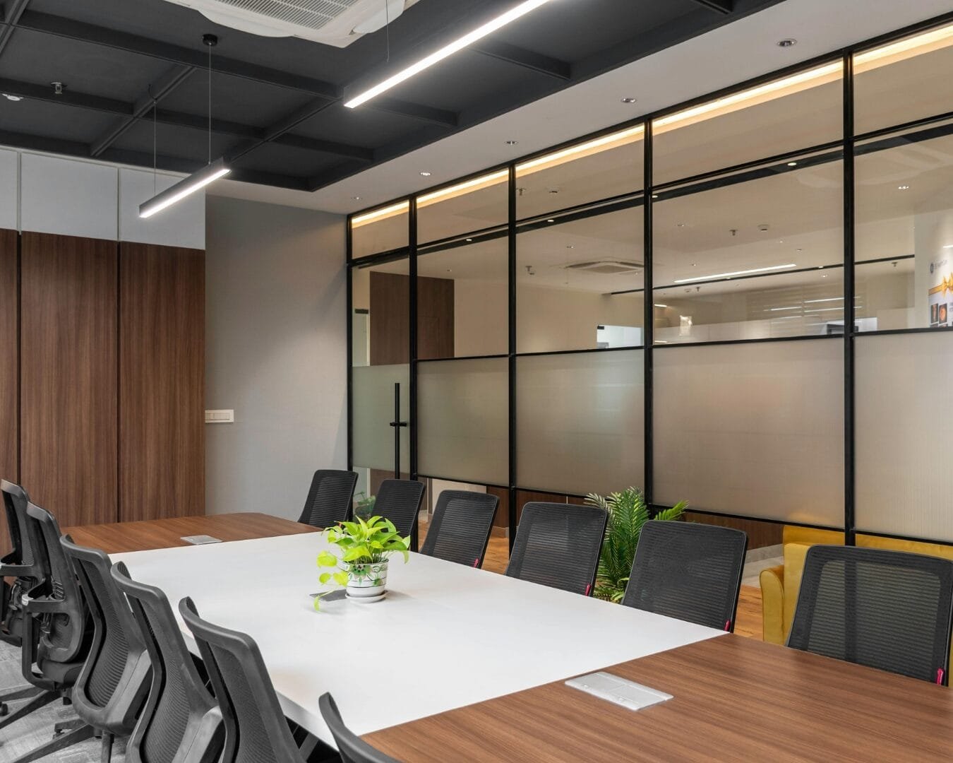 Sala de juntas moderna sin personas, limpia y ordenada, ideal para cierre de año sin plagas.