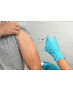Persona recibiendo una vacuna en el brazo, administrada por personal médico con guantes, como parte de las acciones preventivas contra enfermedades contagiosas como el sarampión.