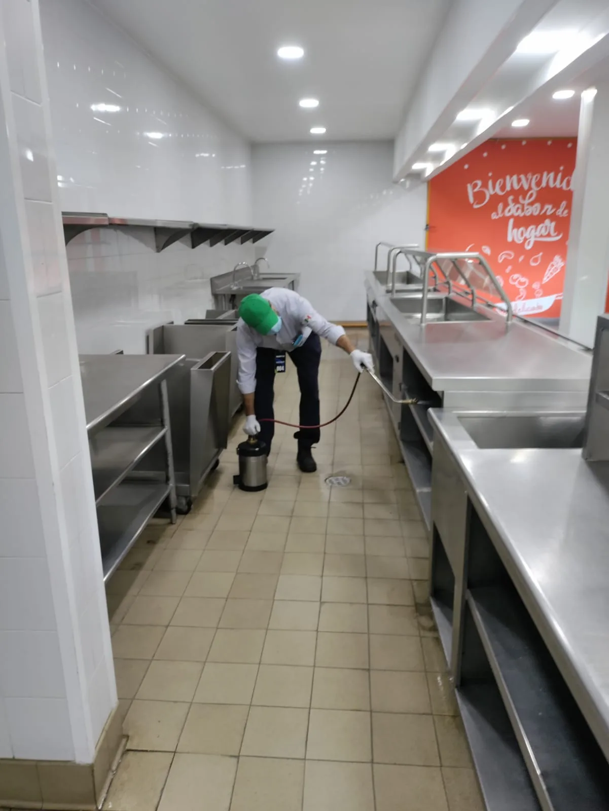 Técnico de SEPROFU realizando aplicación profesional de control de plagas en cocina industrial para mantener condiciones higiénicas y cumplir auditorías sanitarias.
