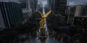 Vista aérea del Ángel de la Independencia durante una tarde lluviosa en la Ciudad de México, temporada en la que aumenta la presencia de plagas como mosquitos, cucarachas y roedores.