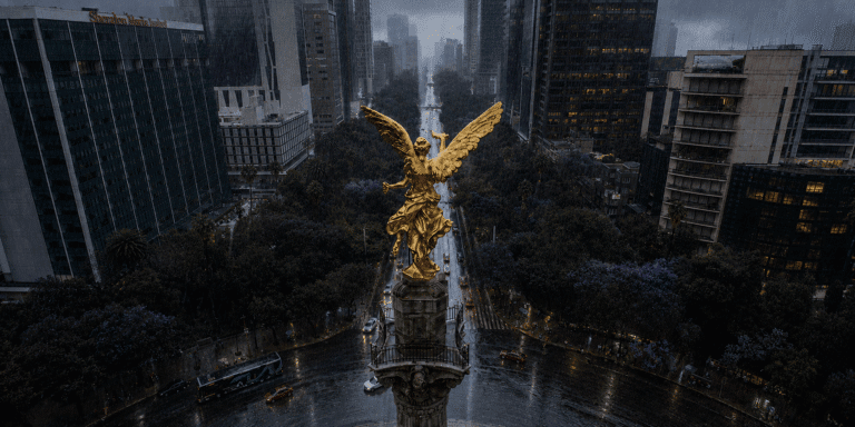 Vista aérea del Ángel de la Independencia durante una tarde lluviosa en la Ciudad de México, temporada en la que aumenta la presencia de plagas como mosquitos, cucarachas y roedores.